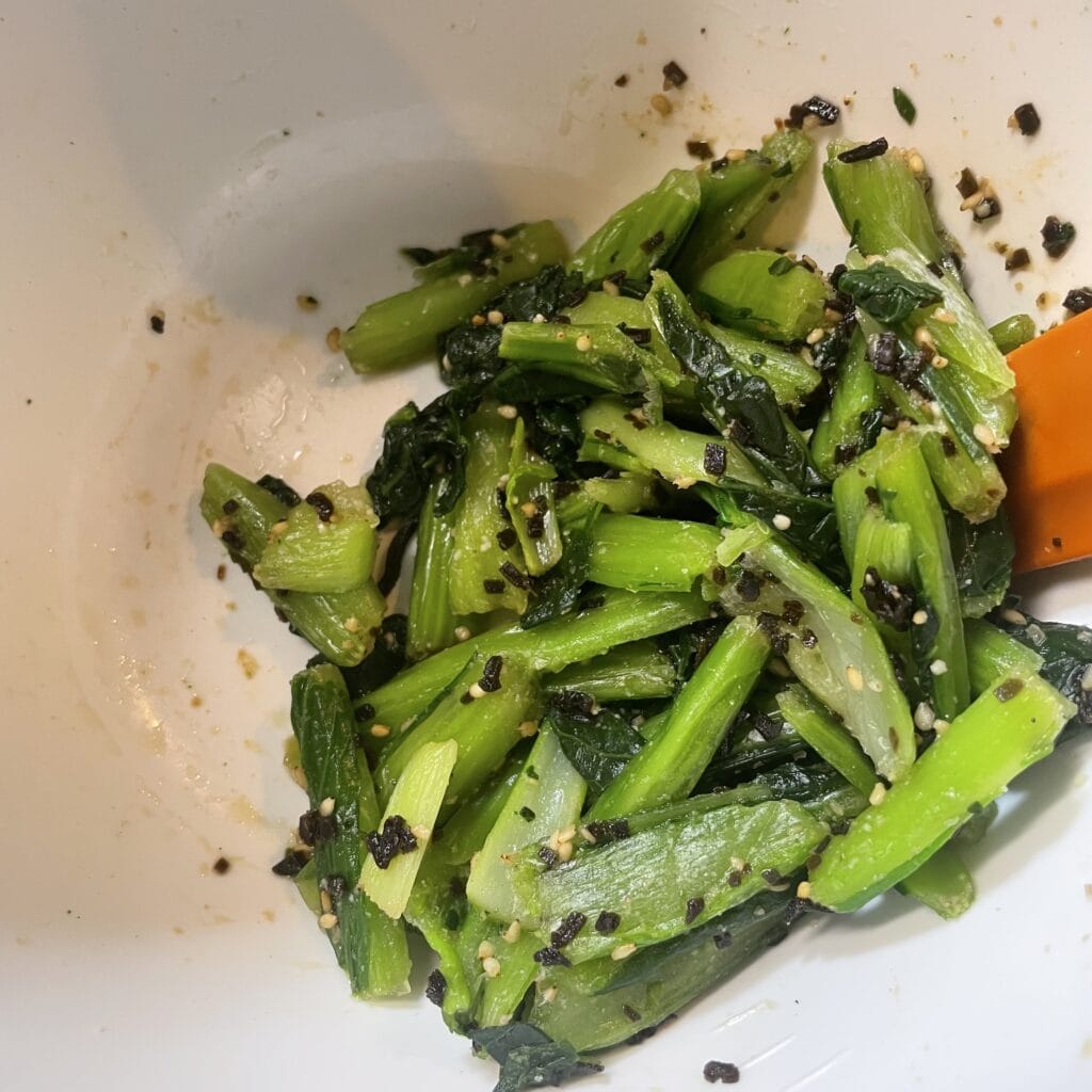 ぐっち夫婦レシピ「小松菜の塩昆布ごま和え」を40代主婦が作ってみた写真。