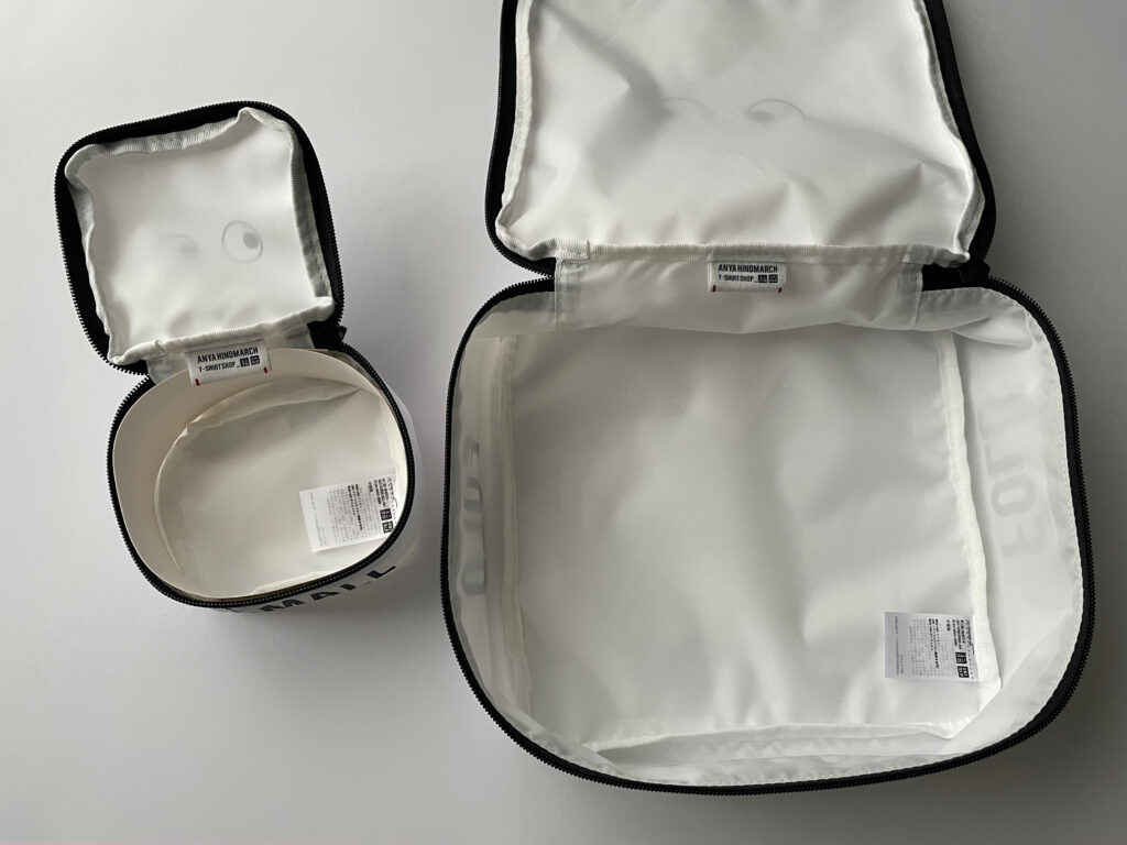 ユニクロ×アニヤ・ハインドマーチのコラボのスクエアポーチ、大小のジッパーを開けてみて横に並べた写真。内側にはコラボのタグが付いている。