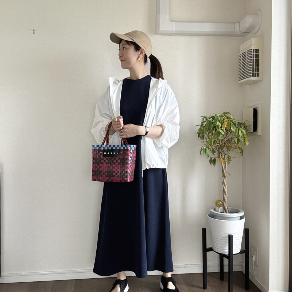 ユニクロ　ポケッタブルUVパーカ