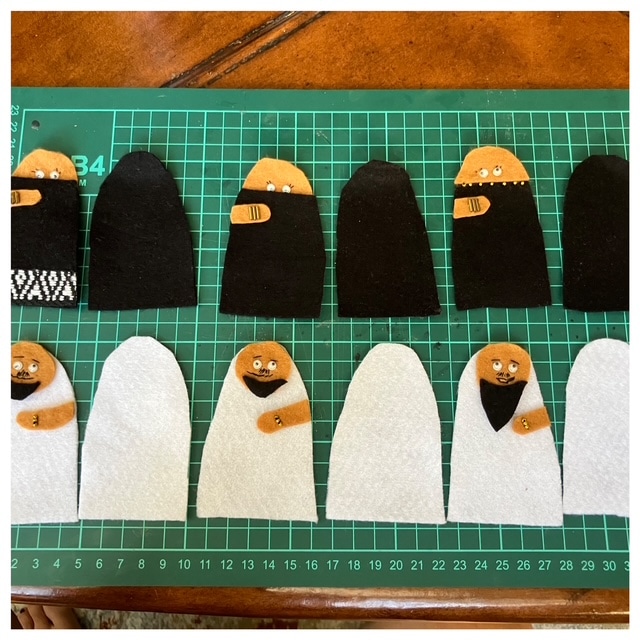 サウジ人形作成のため、布をカット