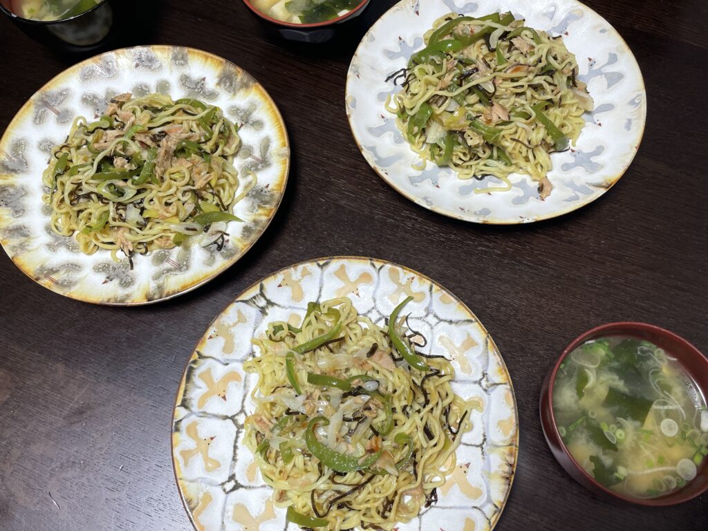 市瀬悦子さんのレシピ「ツナとピーマンの焼きそばチャンプルー」を40代主婦が作ってみた写真。