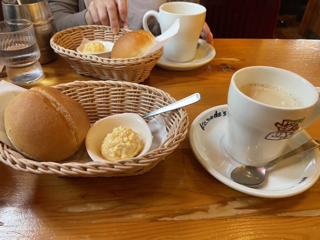 コメダ珈琲店でのモーニング。ローブパンと手作りたまごペースト、マーガリンをセレクト。ホットのミルクコーヒーたっぷりサイズとともに。
