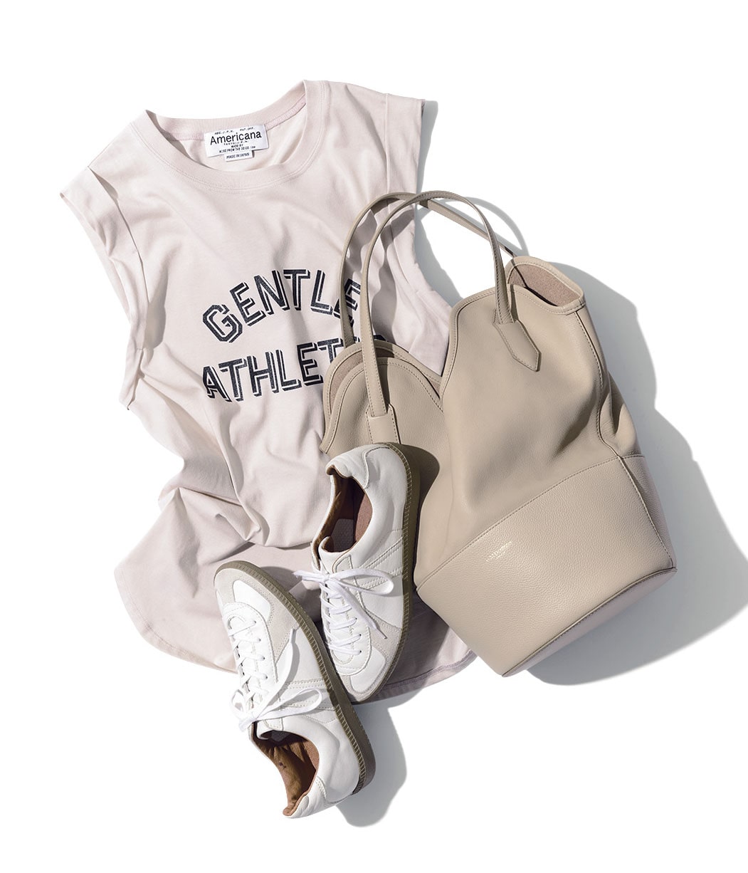 タンクトップ￥10450／サロン アダム エ ロペ（アメリカーナ フォー サロン）　　バッグ￥165000／J&M デヴィッドソン カスタマーセンター（J&M デヴィッドソン）　靴￥27500／アイ ファウンド（リプロダクション オブ ファウンド）