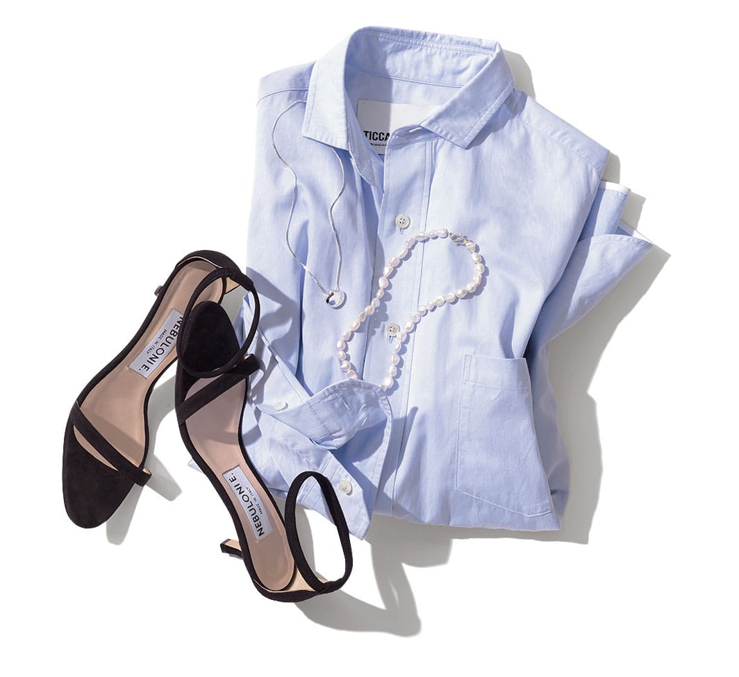 シャツ￥39600／ティッカ　ネックレス（上）￥41800・バングル￥35200（ともにリラ）・ネックレス（下）￥31900（サム バイ リラ）／リラ/スピック＆スパン ルミネ有楽町店　靴￥63800／ネブローニ