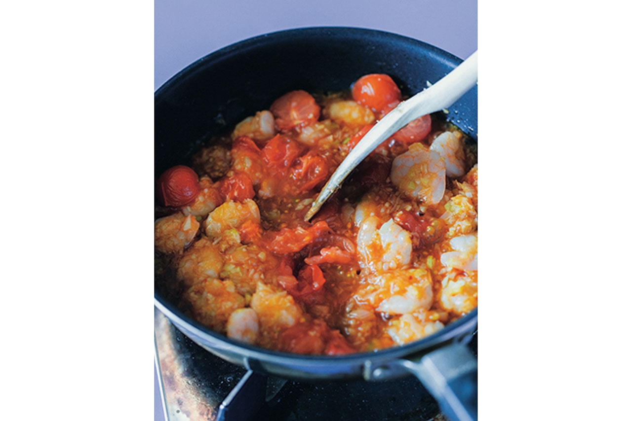 蒸したミニトマトをつぶしながらエビにからませて。エビにまぶした片栗粉と相まって、ほどよいとろみが