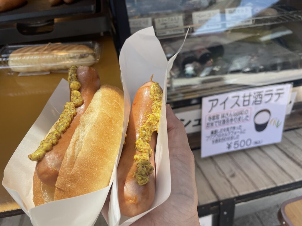 シュタットシンケンのキッチンカーで購入したホットドッグとソーセージ。