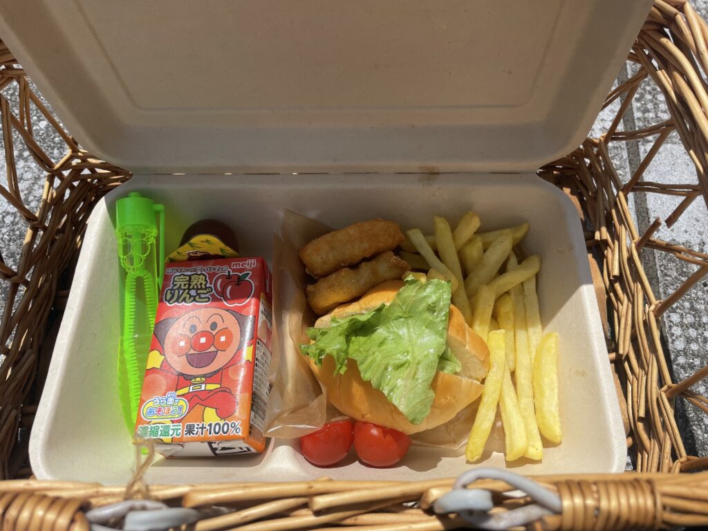 44 APARTMENT薬師池店でテイクアウトしたキッズ用バーガーセット。