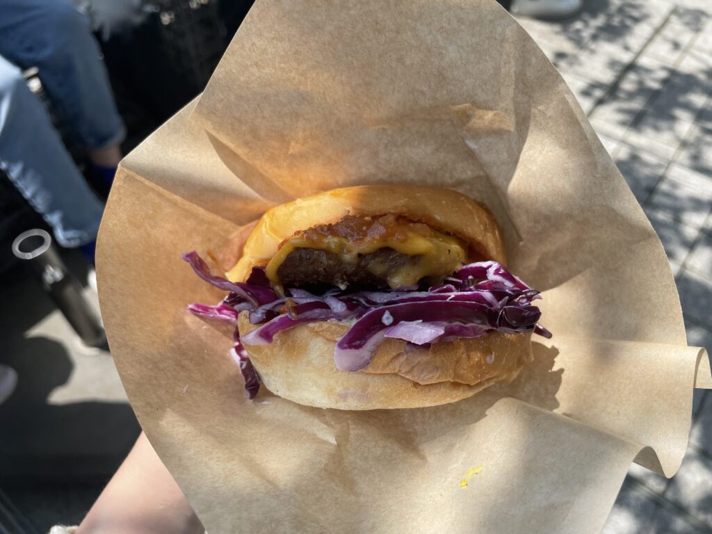 44 APARTMENT薬師池でテイクアウトしたハンバーガー。