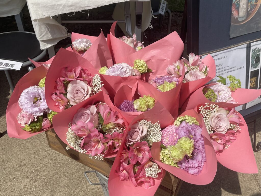 kijima farmさんのブース、ミニブーケが販売されている様子。