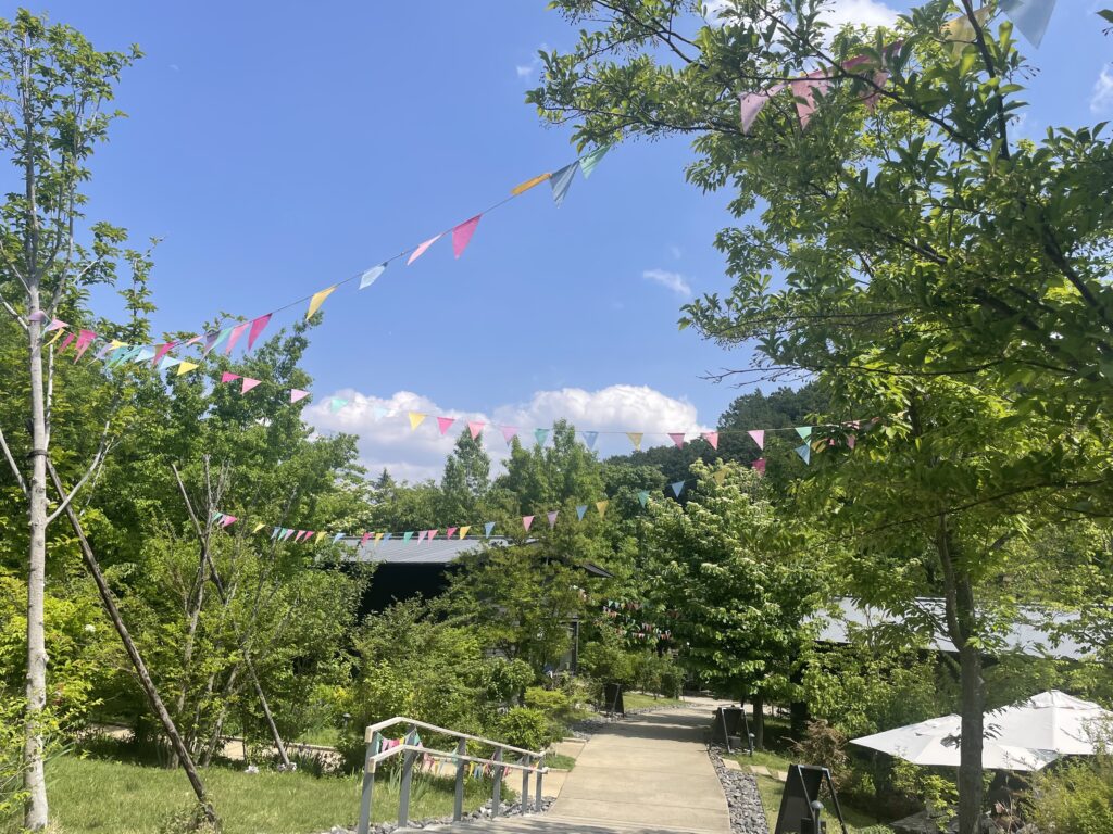 四季彩の杜内、「子どもDay’s」やマーケットが開催され、楽しげなガーランドが飾られている。