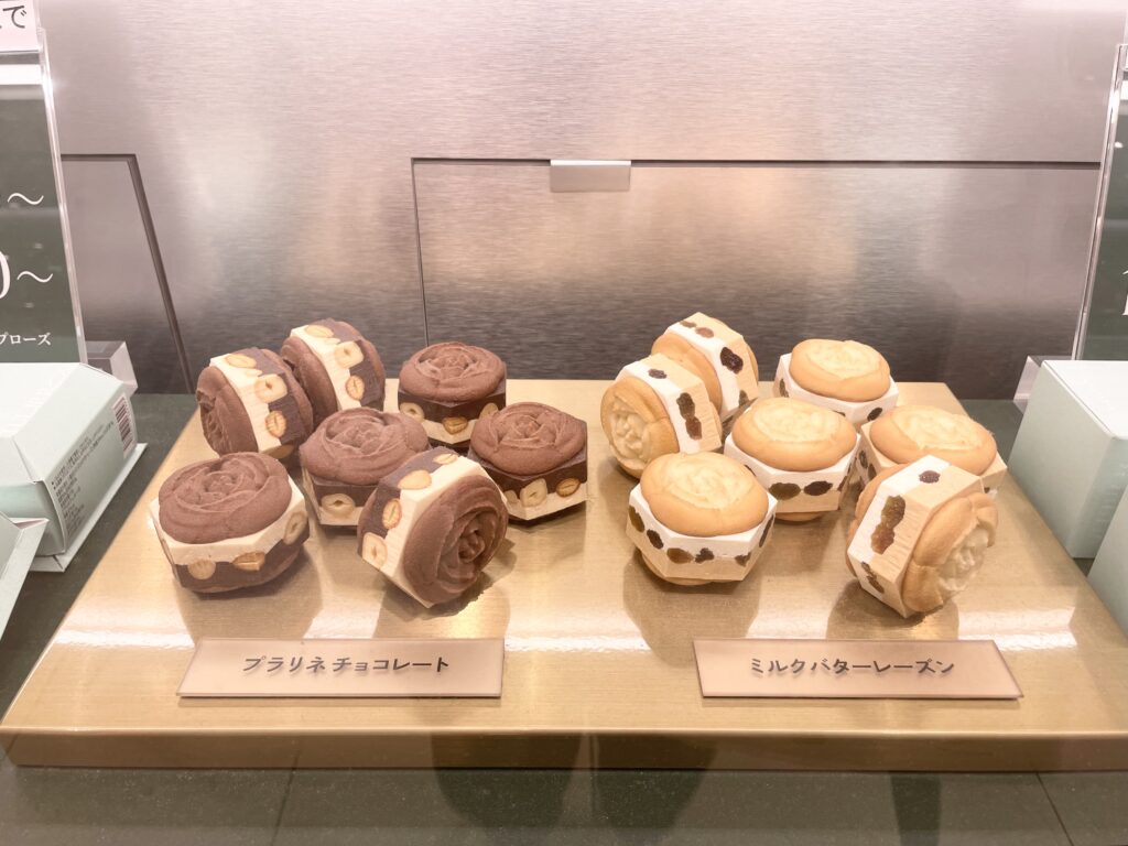 リニューアルされたTOKYO TULIP ROSEの新商品、「フレッシュ・チューリップローズ」。左が「プラリネチョコレート」、右が「ミルクバターレーズン」と表記がある。