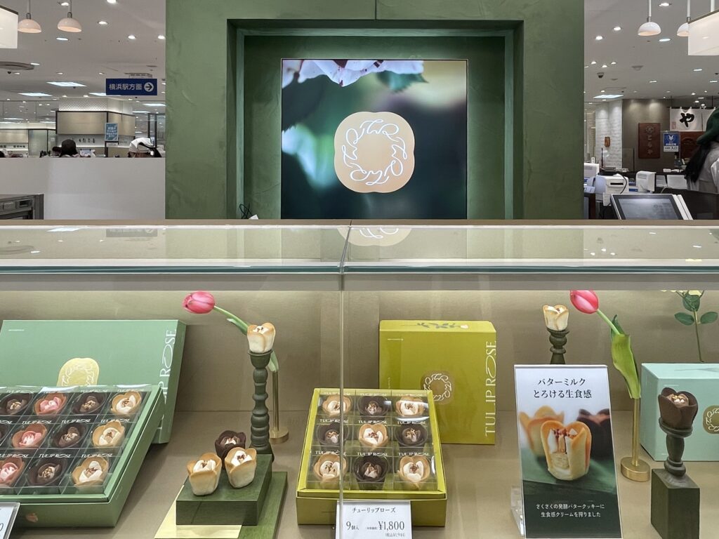 リニューアルされたTOKYO TULIP ROSE店舗の外観写真。グリーンを基調に、チューリップがところどころにディスプレイされている。