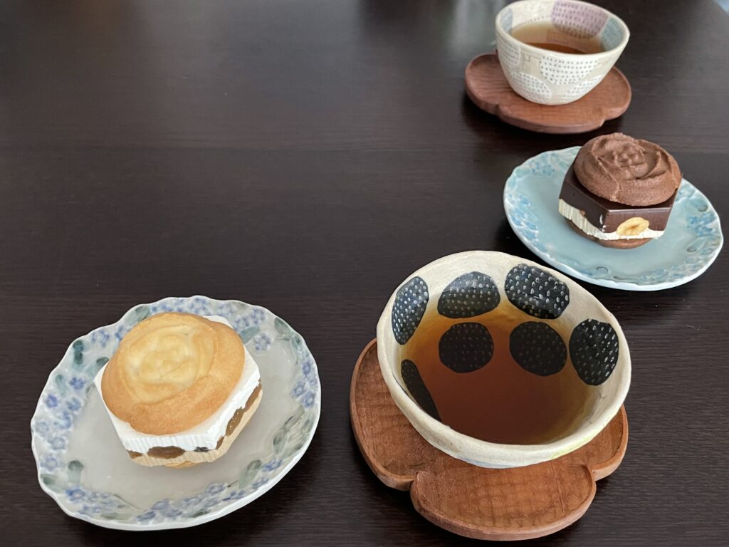 TOKYOチューリップローズの「フレッシュ・チューリップローズ」、プラリネチョコレートとミルクバターレーズンをお皿にのせてティータイムで頂く時の写真。