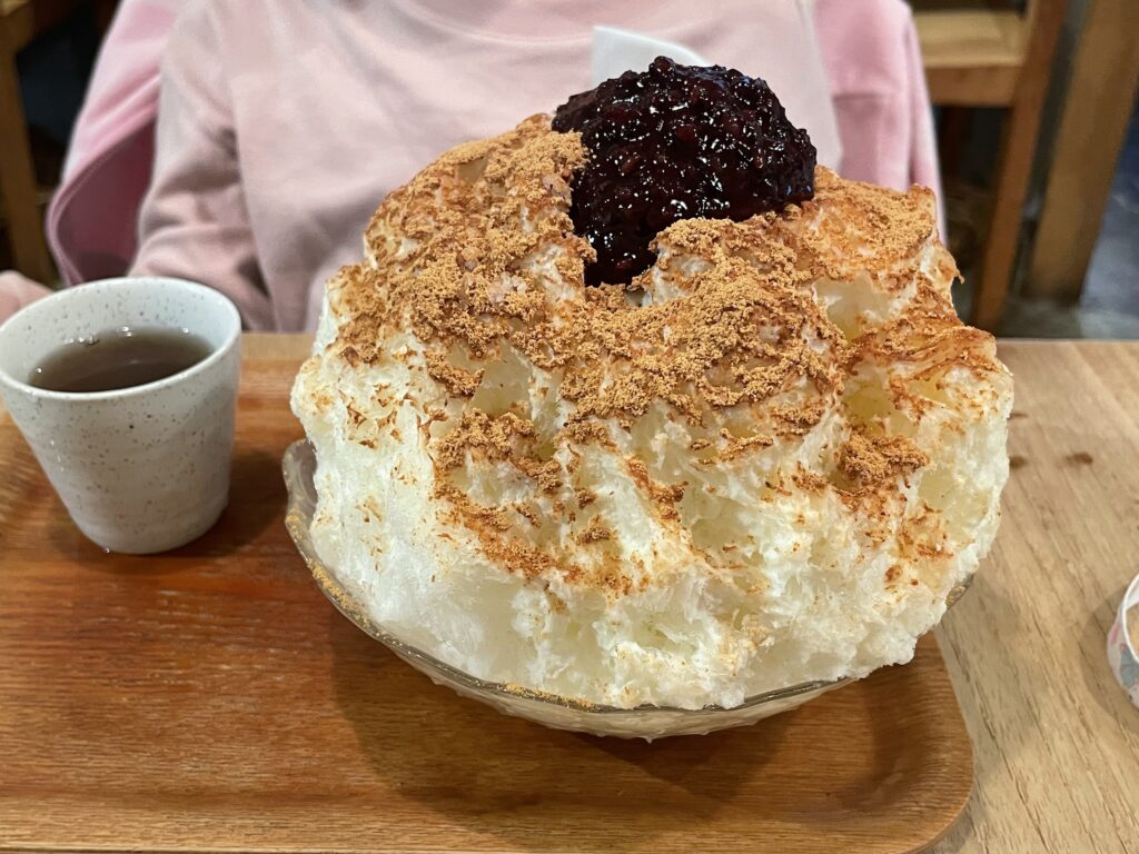 カフェクノップゥのかき氷、黒米きなこ。