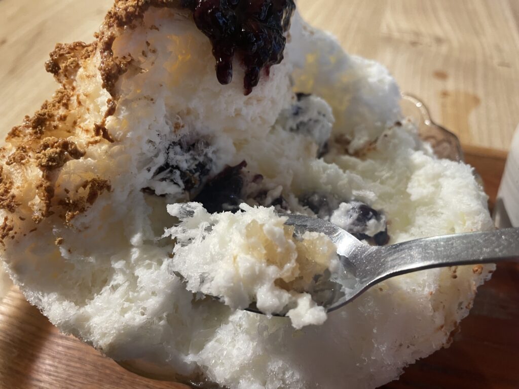 カフェクノップゥのかき氷、黒米きなこの中に忍ばされた、甘く煮た刻み生姜。