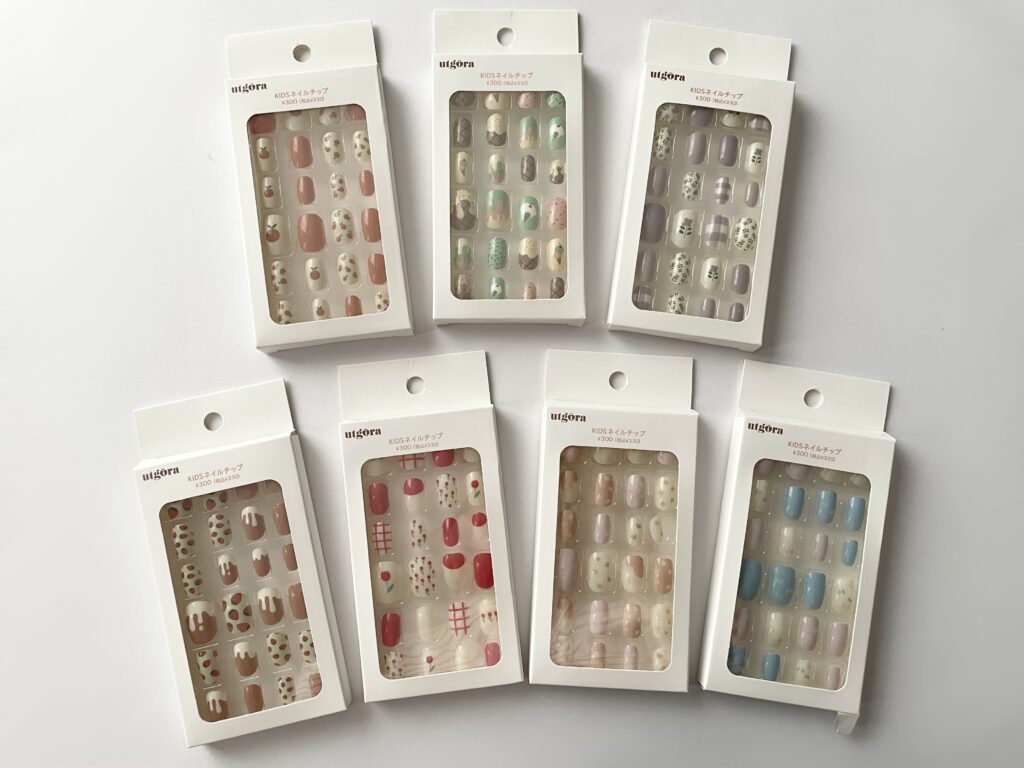 スリーコインズプラスで購入したキッズのネイルチップ7種類が並んだ写真。