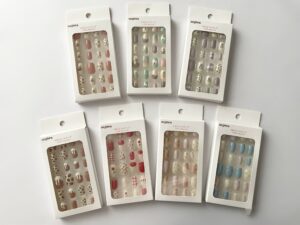 スリーコインズプラスで購入したキッズのネイルチップ7種類が並んだ写真。