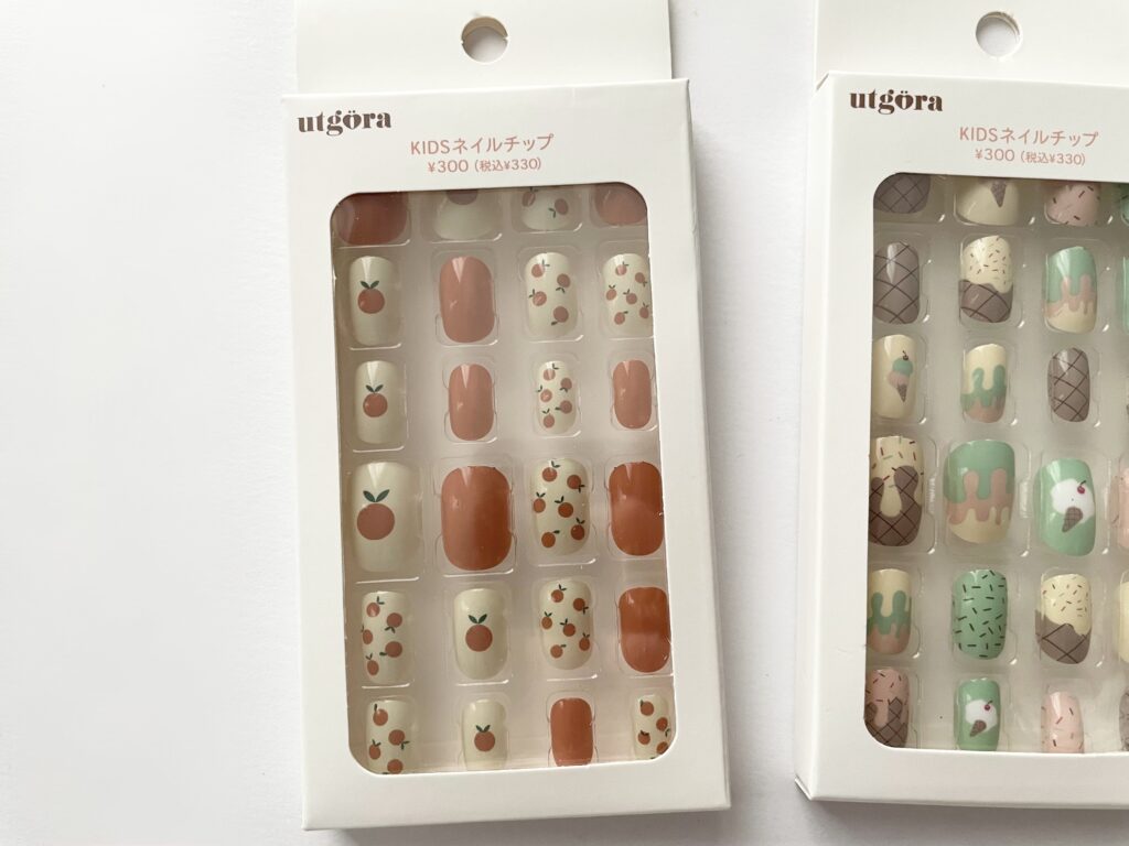 りんご柄の3COINSのKIDSネイルチップ。