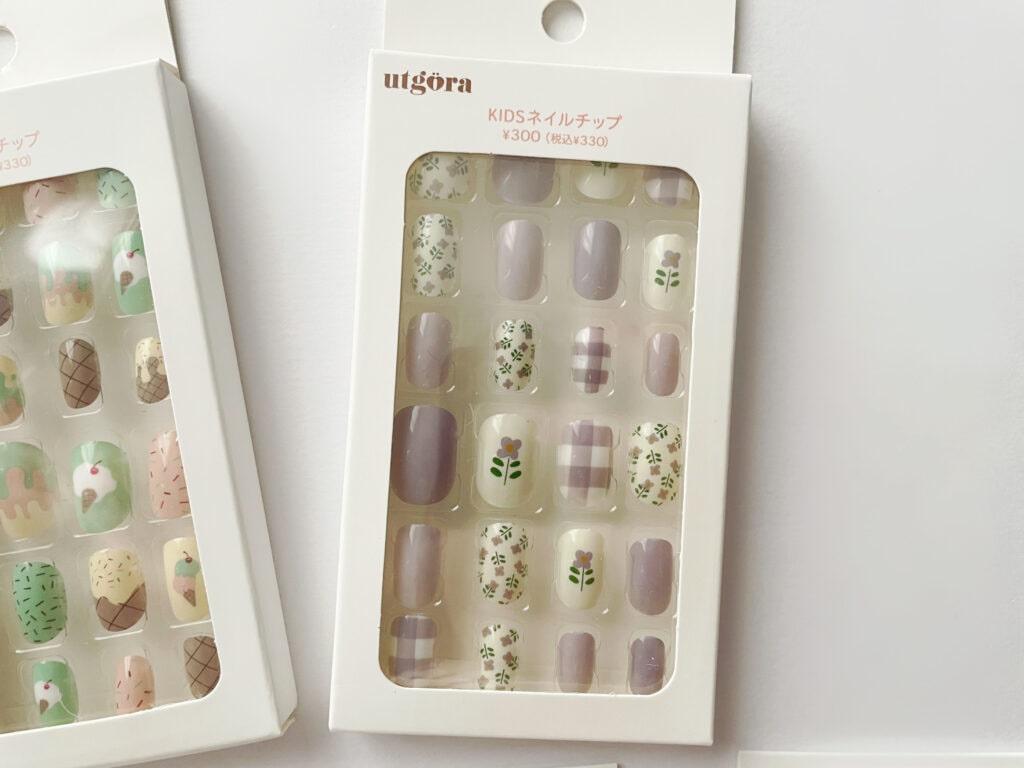 パープル系のKIDSネイルチップ。3COINSで購入。パープルの花柄やパープルのギンガムチェック柄など。