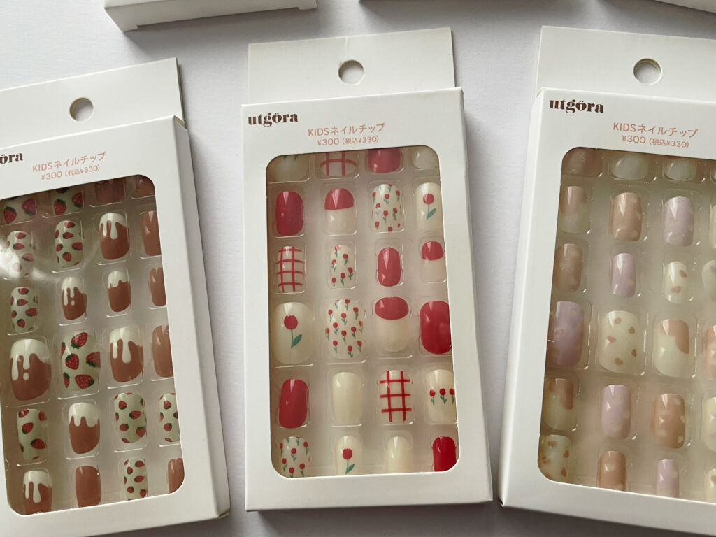 チューリップ柄のKIDSネイルチップ。3COINSで購入。