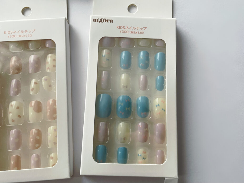 ライトブルー系のKIDSネイルチップ。3COINSで購入