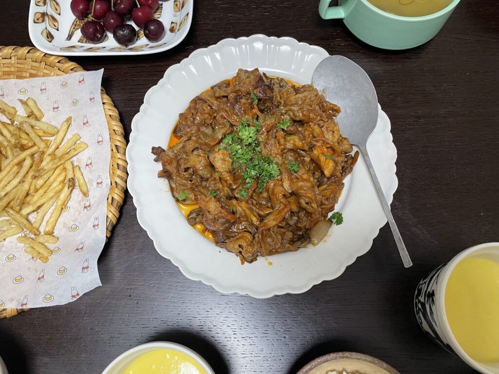 本多理恵子さんのレシピ「レンチンビーフストロガノフ」を40代主婦が作ってみた写真。阿部慎太朗さん作陶のレリーフ皿に盛り付けしている。