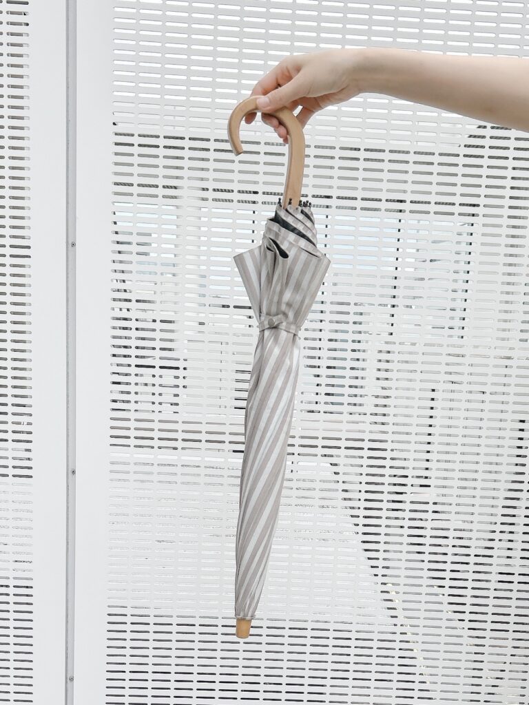 サンバリア100 長傘を閉じているところ