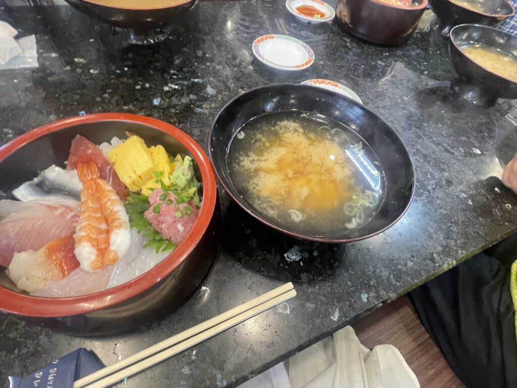 タフ丼ランチ。海老頭のお出汁のお味噌汁とともに。