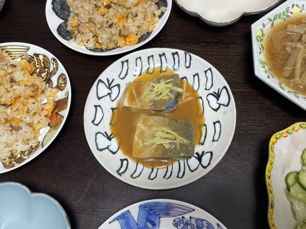 長谷川あかりさんのレシピ「煮ないNEWサバのみそ煮」を40代主婦が作ってみた時の食卓。楠田純子さん作陶の吹き寄せシリーズのお皿に盛付けされている。