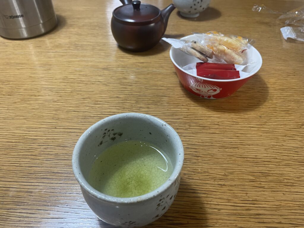 お茶とお菓子の写真。リトルミイのボウルにお菓子が盛られている。