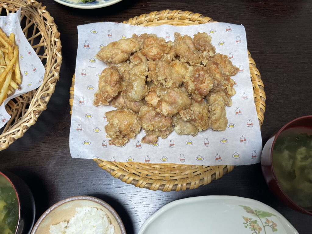 コウケンテツさんレシピの「唐揚げ」を40代主婦が作ってみた写真。奥州またたび笊にのせて。