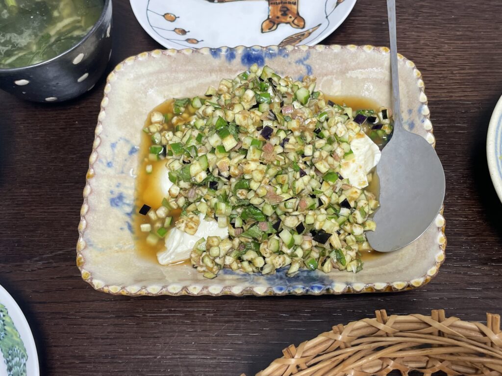 長谷川あかりさんのレシピ「山形のだしの冷ややっこ」を40代主婦が作ってみた写真。伊藤聡信さん作陶の四角鉢に盛り付けしている。