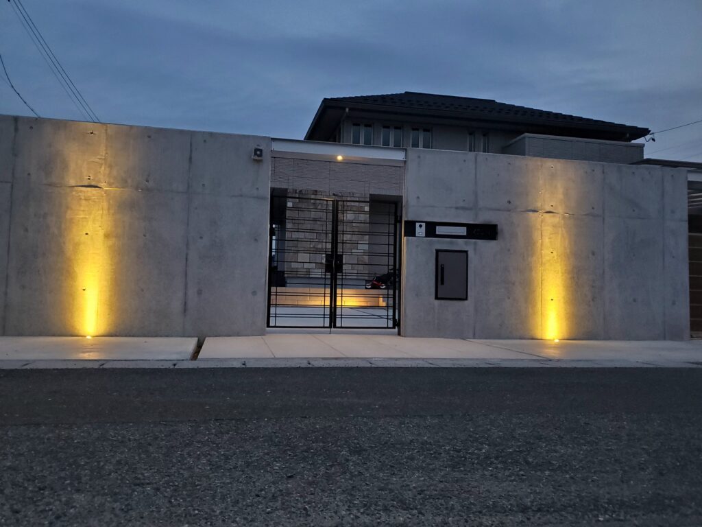 クローズ外構 RC壁　打ち放しコンクリート　LIXIL　YKKAP