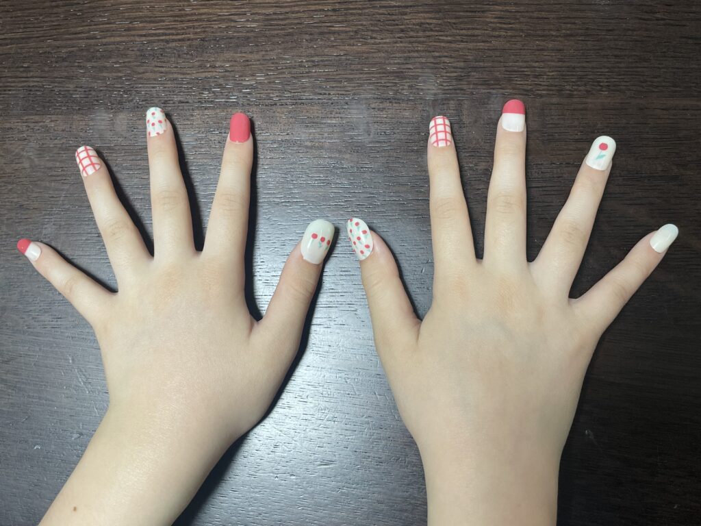 3COINSで購入したKIDSネイルチップをつけた手元写真。