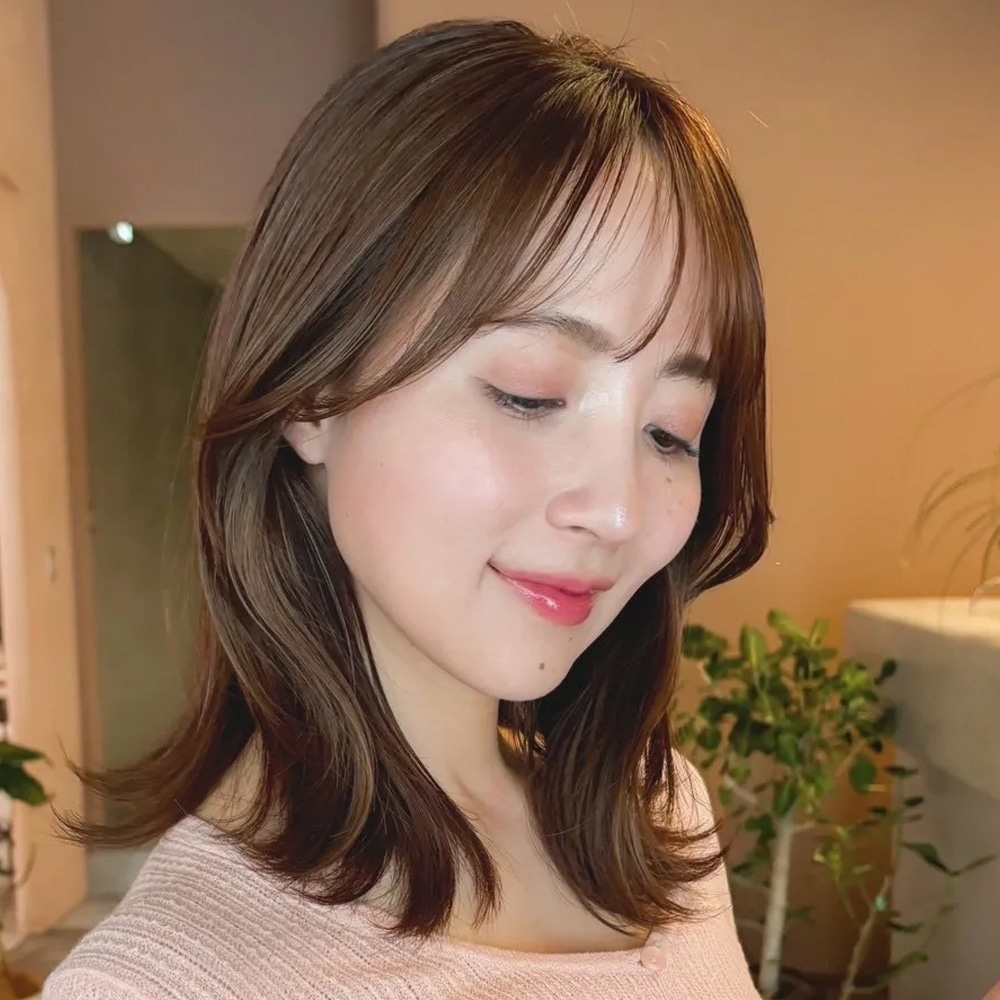 リラックスフェミニンな大人の【くびれ外ハネミディアム】アザーカット02