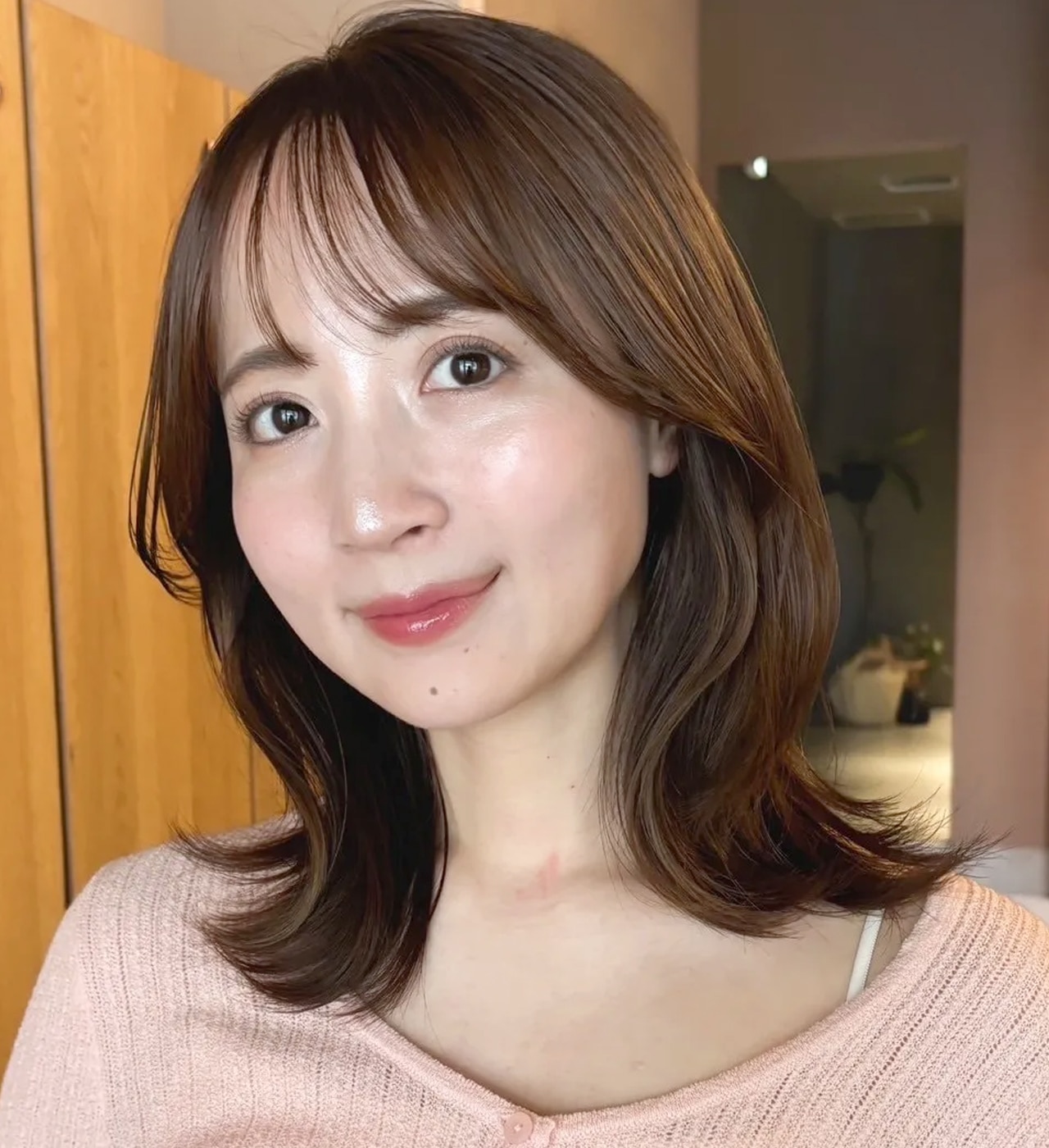 リラックスフェミニンな大人の【くびれ外ハネミディアム】メインカット