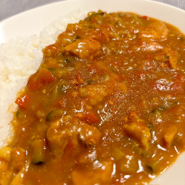 カレープラス　辛さ自在をカレーにかけた写真