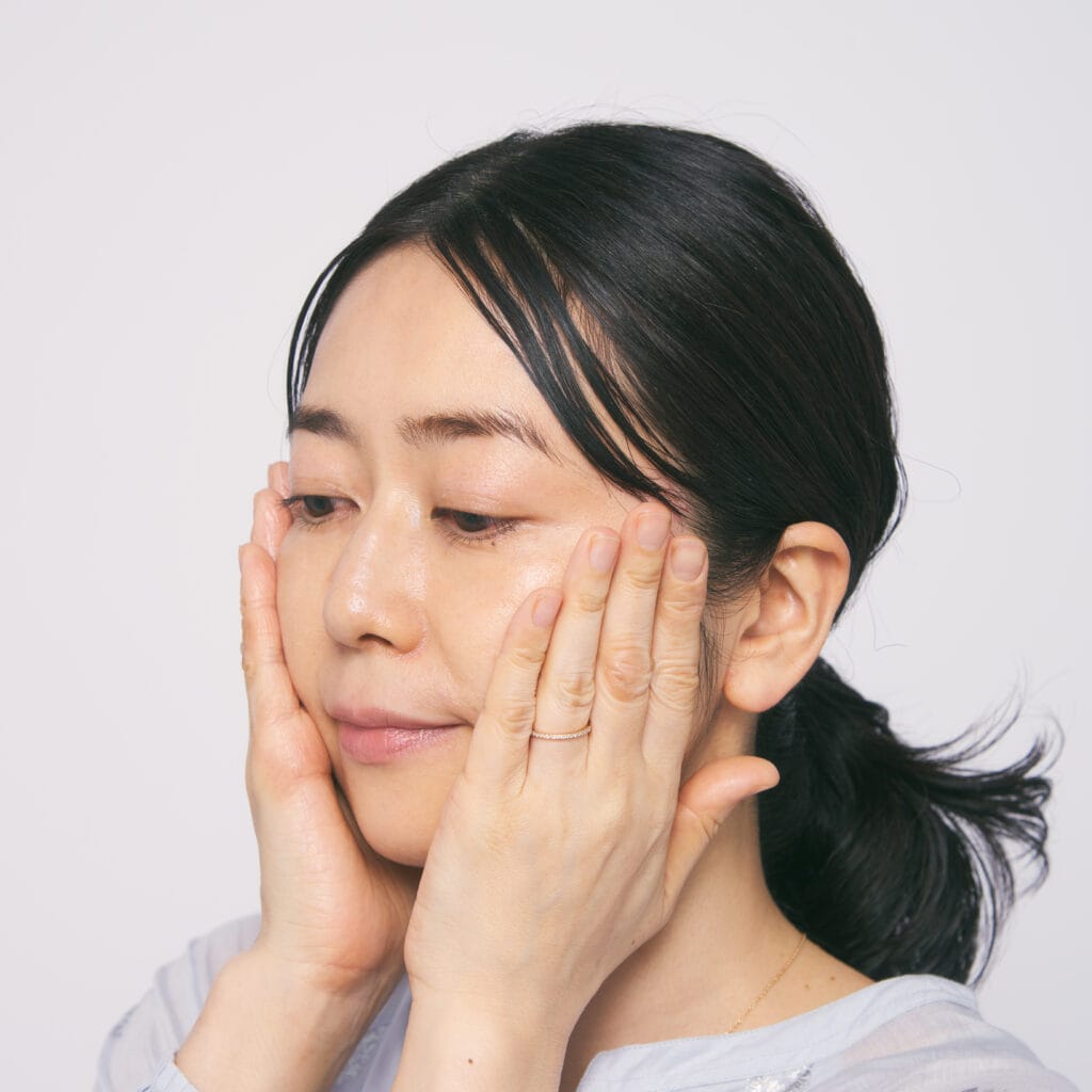 美白美容液 TA をお試ししているところ