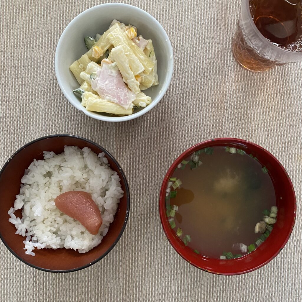 マカロニサラダ　味噌汁　ランチ