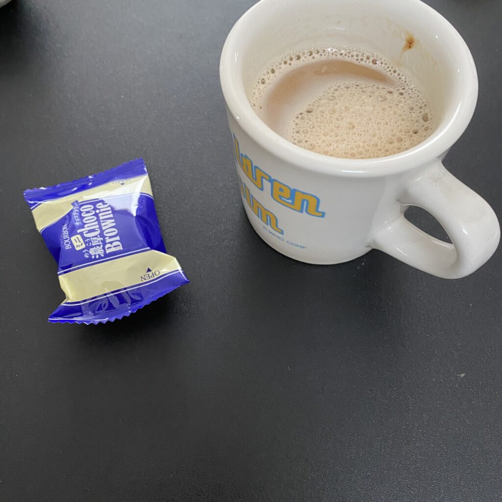 おやつ　カフェオレ　ブラウニー