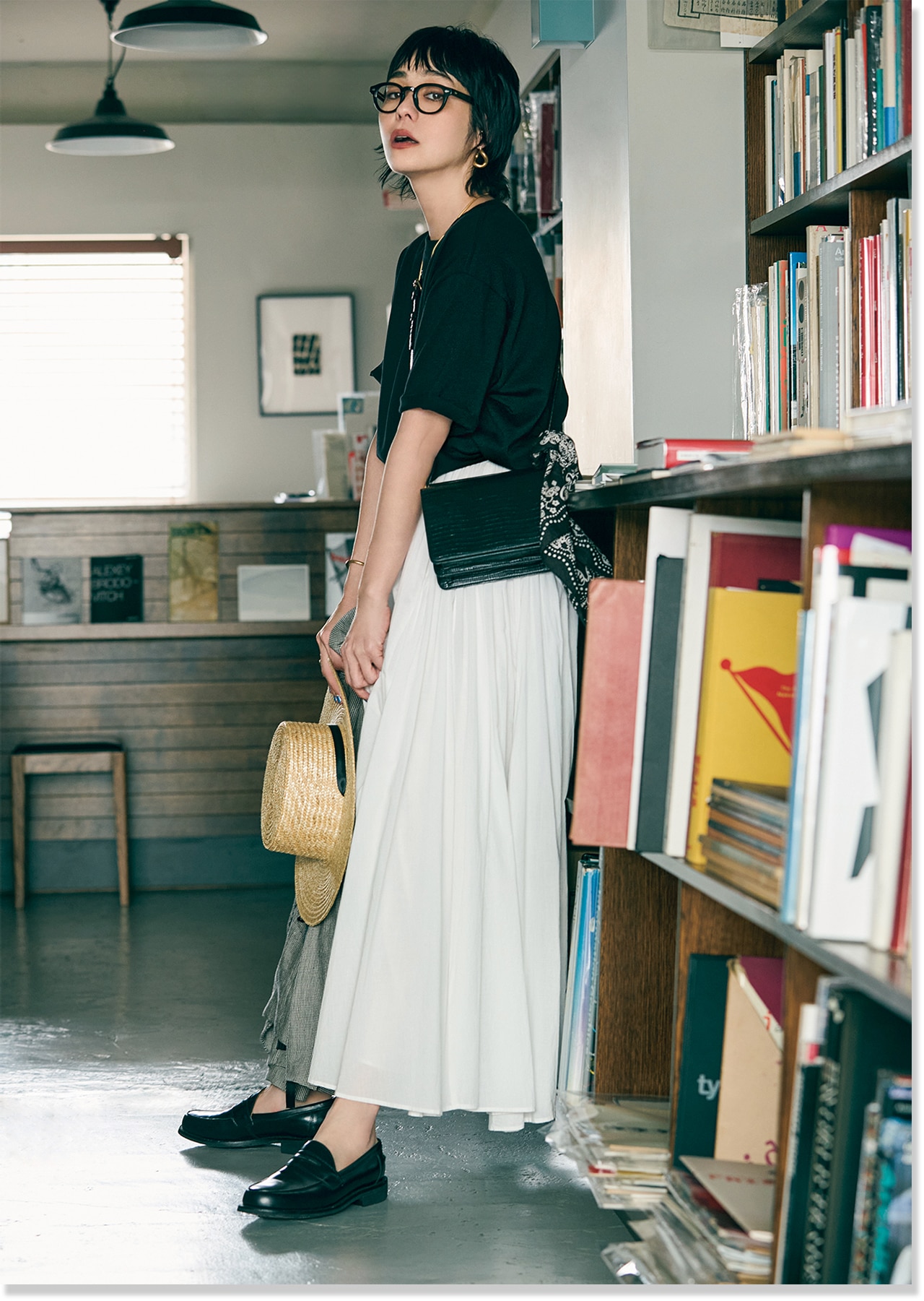 2025年LEE7月号_『今年こそ、『Tシャツコーデ』に自信あり！』の黒Tシャツコーデ