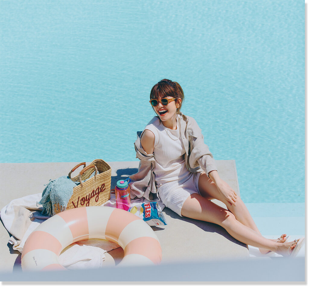 2025年LEE7月号_『「高機能服」がニッポンの夏を救う！！』の水際コーデ