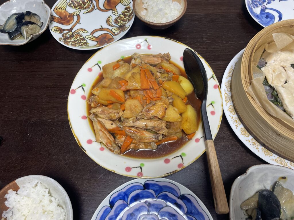 コウケンテツさんレシピ「手羽中鶏じゃが」を40代主婦が作ってみた写真。石木文さん作陶のさくらんぼ柄の大皿に盛り付けてある。