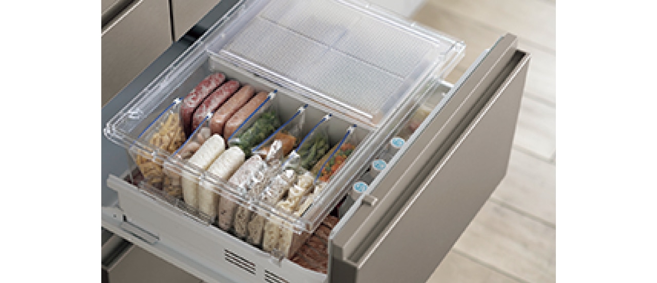 冷凍室には深型ケースを採用で、見やすく取り出しやすい