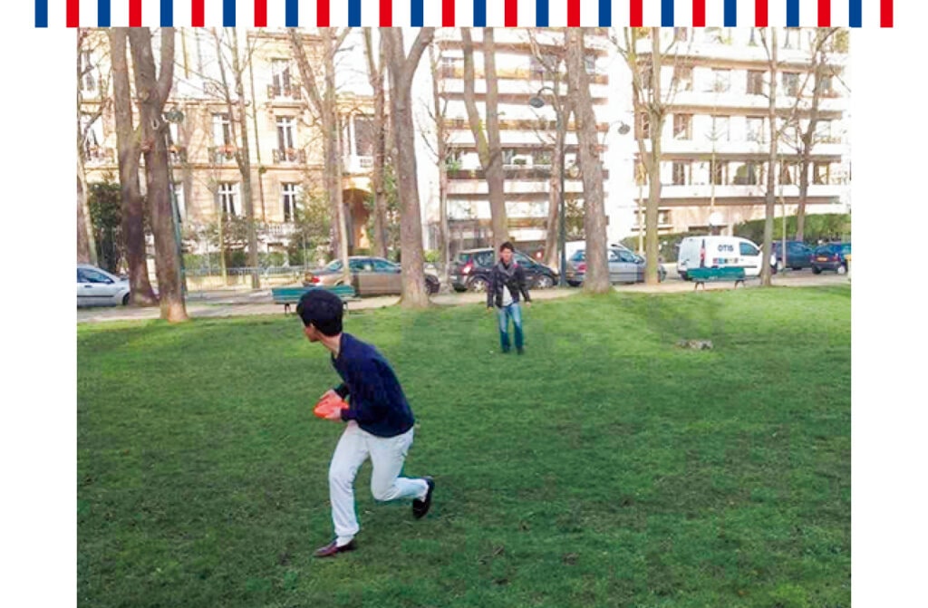 家の近くの公園でフリスビー。パリのシティボーイ感