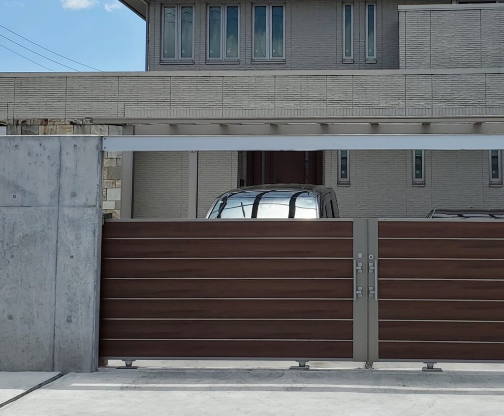 クローズ外構　カーポート　LIXIL　フーゴF