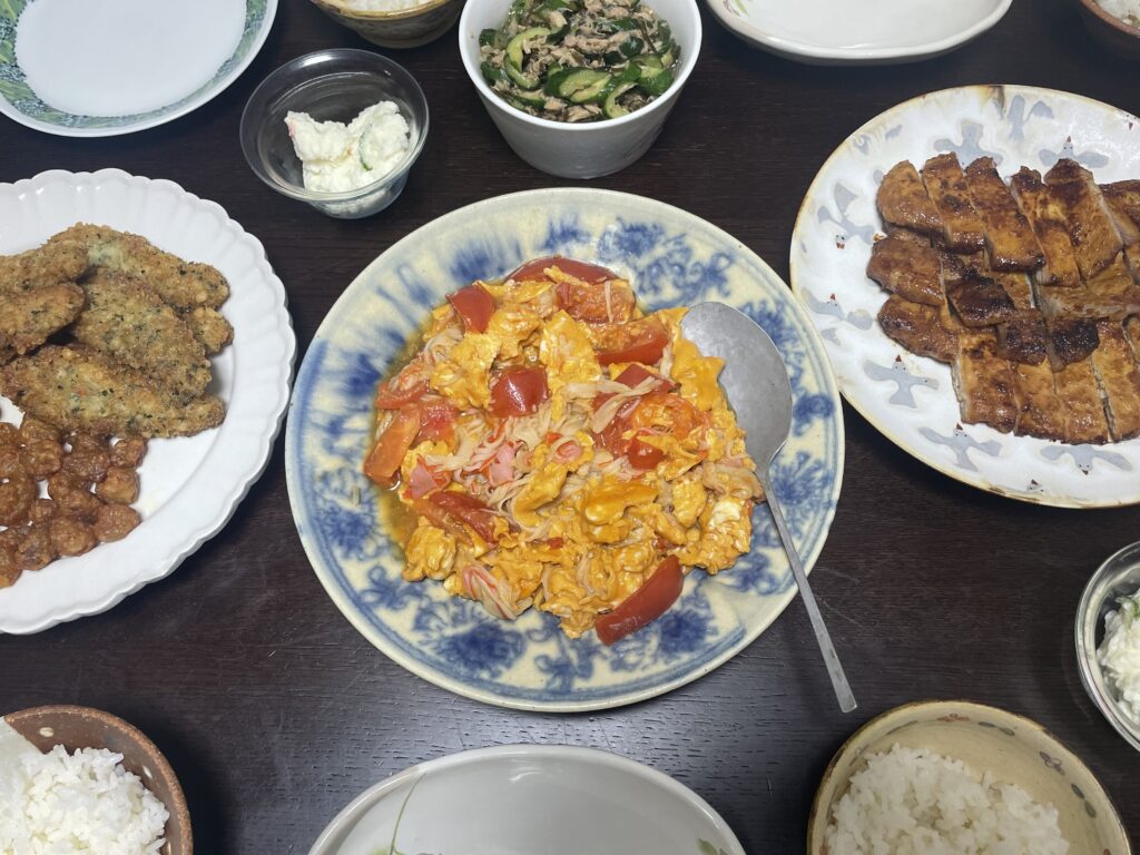 市瀬悦子さんのレシピ「卵、トマト＋カニかまオイスター炒め」を40代主婦が作ってみた写真。