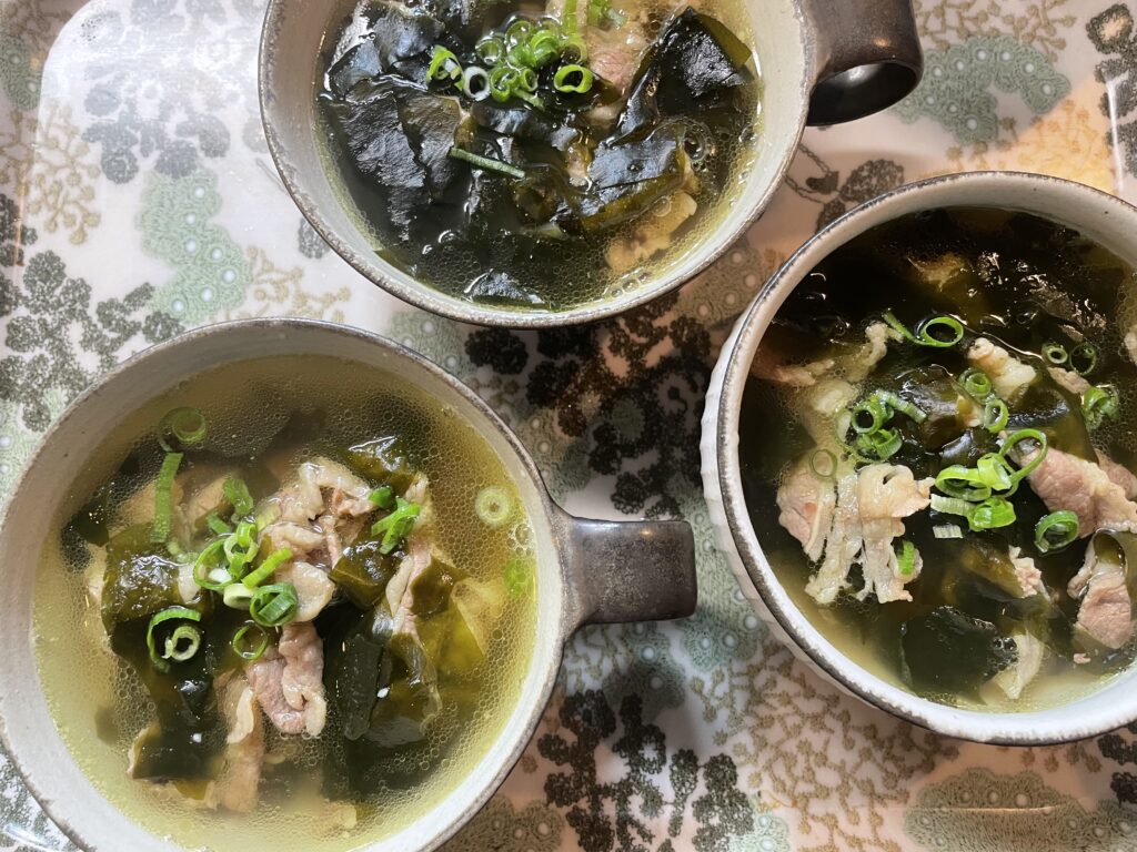 LEE最新号（2025年7月号）掲載の重信初江さんのレシピ「牛肉入りワカメスープ」を40代主婦が作ってみた写真。