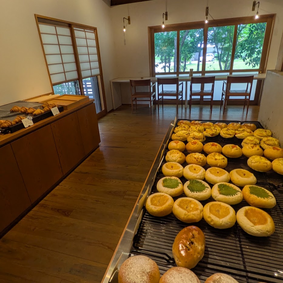 パンと庭　飲食スペース　総菜パン
