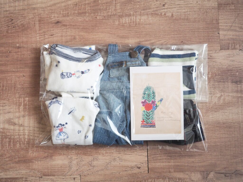 LEE100人隊が作った人形の服たちをラッピングした様子